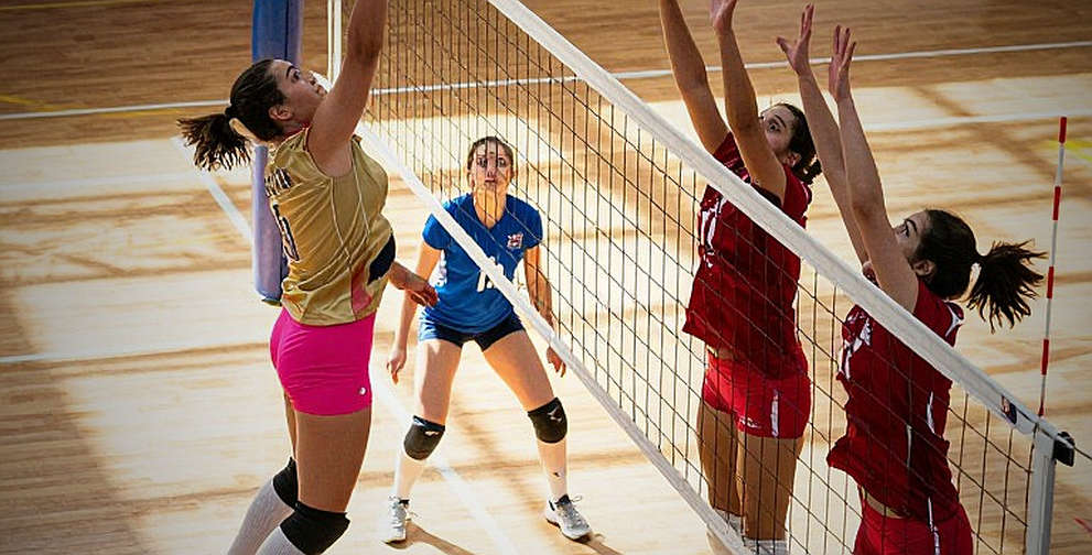 Kentucky hạ Louisville 3-1: ván hai 29-27, cú nhảy .079 lên .420 và bài học từ bốn tay đập