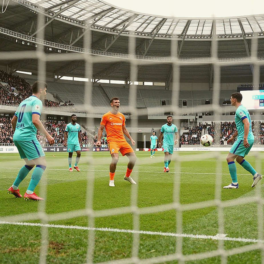 Calvin Verdonk Collapsed in the Middle of the Field, While the Stands Chanted Shin Tae-yong's Name Calvin Verdonk Collapsed in the Middle of the Field, While the Stands Chanted Shin Tae-yong's Name