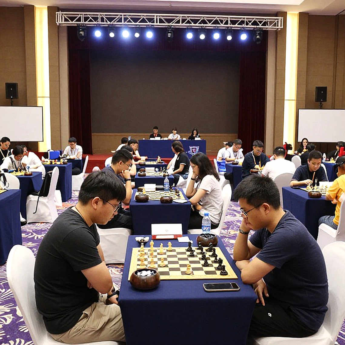 Elephant Gambit 2...d5: một quân tốt đổi lấy 60 phút video